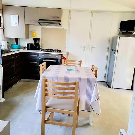 Casa de Férias Bungalow De 3 Chambres Avec Piscine Partagee Sauna Et Terrasse A Jean De Monts A 3 Km De La Plage *