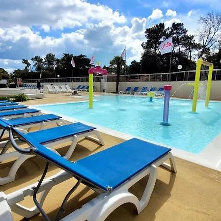 Bungalow De 3 Chambres Avec Piscine Partagee Sauna Et Terrasse A Jean De Monts A 3 Km De La Plage Saint-Jean-de-Monts