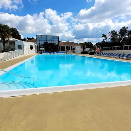 Bungalow De 3 Chambres Avec Piscine Partagee Sauna Et Terrasse A Jean De Monts A 3 Km De La Plage Saint-Jean-de-Monts