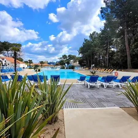 Bungalow De 3 Chambres Avec Piscine Partagee Sauna Et Terrasse A Jean De Monts A 3 Km De La Plage Casa de Férias