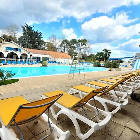 Bungalow De 3 Chambres Avec Piscine Partagee Sauna Et Terrasse A Jean De Monts A 3 Km De La Plage Casa de Férias *
