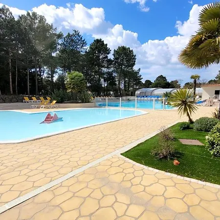 Casa de Férias Bungalow De 3 Chambres Avec Piscine Partagee Sauna Et Terrasse A Jean De Monts A 3 Km De La Plage Saint-Jean-de-Monts