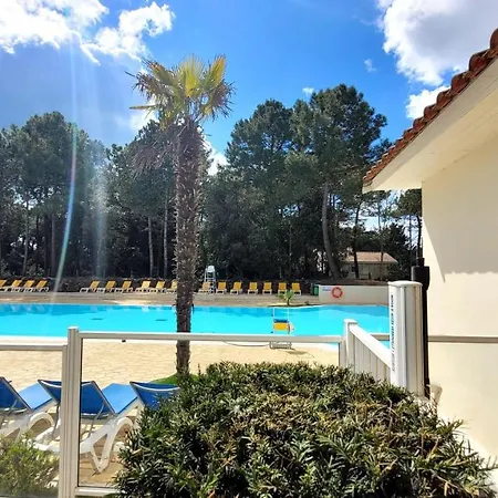 Bungalow De 3 Chambres Avec Piscine Partagee Sauna Et Terrasse A Jean De Monts A 3 Km De La Plage Casa de Férias Saint-Jean-de-Monts