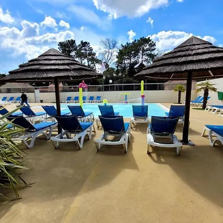 Casa de Férias Bungalow De 3 Chambres Avec Piscine Partagee Sauna Et Terrasse A Jean De Monts A 3 Km De La Plage