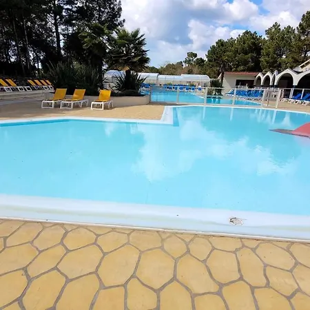 Casa de Férias Bungalow De 3 Chambres Avec Piscine Partagee Sauna Et Terrasse A Jean De Monts A 3 Km De La Plage