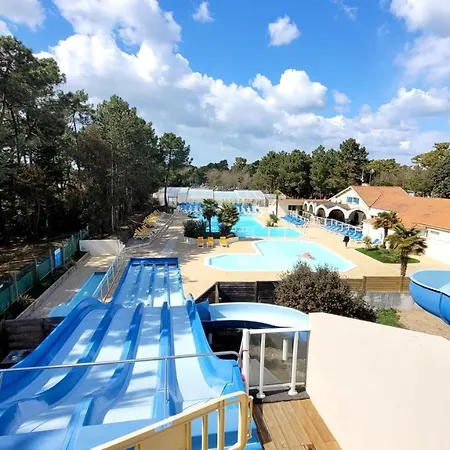 Casa de Férias Bungalow De 3 Chambres Avec Piscine Partagee Sauna Et Terrasse A Jean De Monts A 3 Km De La Plage