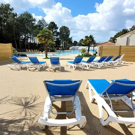 Casa de Férias Bungalow De 3 Chambres Avec Piscine Partagee Sauna Et Terrasse A Jean De Monts A 3 Km De La Plage Saint-Jean-de-Monts