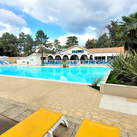 Casa de Férias Bungalow De 3 Chambres Avec Piscine Partagee Sauna Et Terrasse A Jean De Monts A 3 Km De La Plage