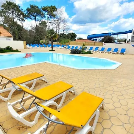 Bungalow De 3 Chambres Avec Piscine Partagee Sauna Et Terrasse A Jean De Monts A 3 Km De La Plage *